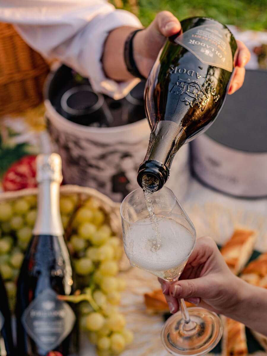 persona che versa prosecco